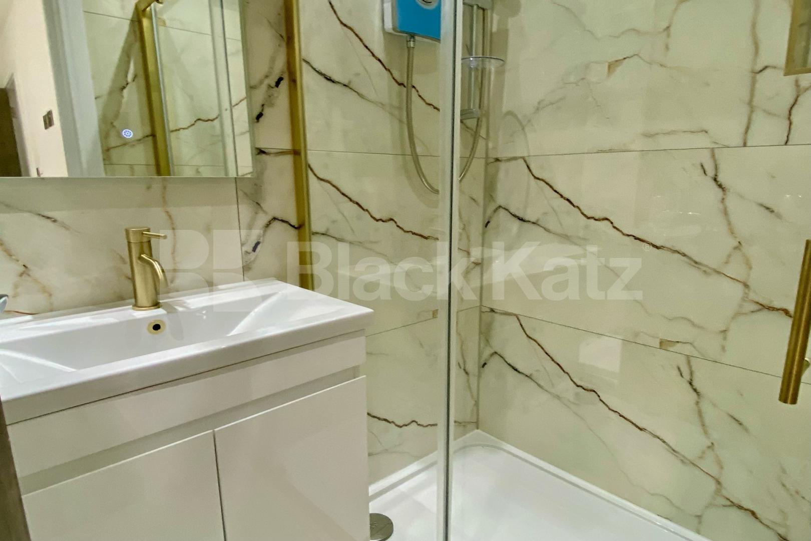 Bright studio, newly refurbished studio apartment with roof terrace. Old Kent Road, Bermondsey / Elephant and Castle